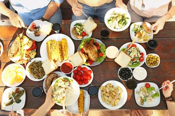Keuken foto achterwand Picknick Vrienden eten op picknick