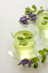 ミントティーとラベンダーの花　白バック
