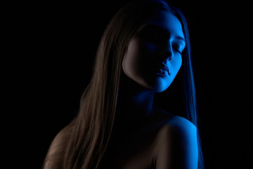 Obraz premium Colored light on brunette girl