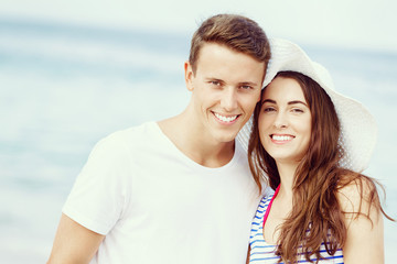 Fototapeta premium Romantic young couple on the beach