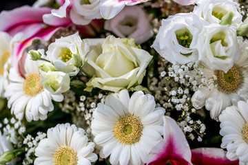 Blumengesteck in rosa und weiss