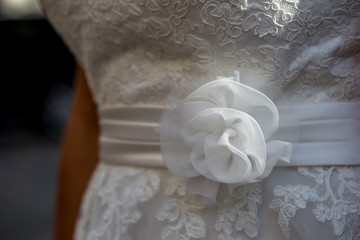 Prächtig verzierter Gürtel eines wundervollen weissen Brautkleides