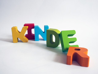 Kinder: bunte Holzbuchstaben