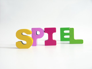 Spiel, bunte Holzbuchstaben