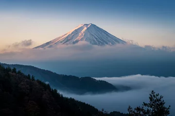 Deurstickers Fuji Mount Fuji gehuld in wolken met heldere lucht vanaf het Kawaguchi-meer, Yamanashi, Japan