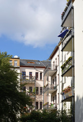 Fototapeta na wymiar Innenhof mit Mehrfamilienhäusern