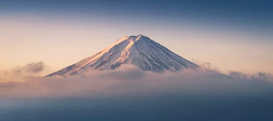 Fotobehang Fuji Mount Fuji gehuld in wolken met heldere lucht vanaf het Kawaguchi-meer, Yamanashi, Japan