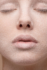Beauty close up mit feinem Pulver auf der Haut 