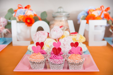 Wedding decorations with different sweets: macarons, cupcakes an