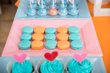 Wedding decorations with different sweets: macarons, cupcakes an