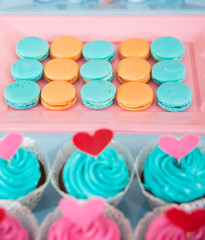 Wedding decorations with different sweets: macarons, cupcakes an