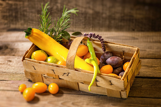 K&ouml;rbchen mit frischem Kr&auml;utern, Obst und Gem&uuml;se