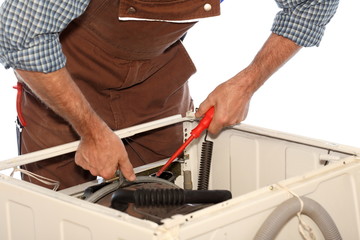 Handwerker arbeitet an Waschmaschine