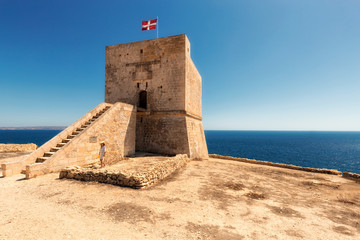 Fortezza a strapiombo sul mare, simbolo di Malta e Gozo.