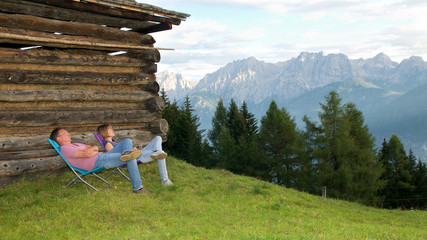 Obraz na płótnie Canvas Junges Paar beim entspannen vor Bergpanorama