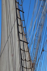 Obraz premium Haubans, voile et échelle de corde sur un voilier