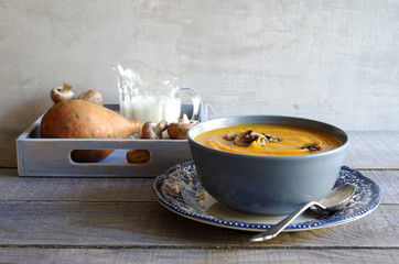 Süsskartoffelsuppe mit gebratenen Pilzen