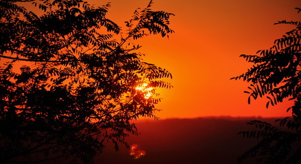 Stimmungsvoller blutroter Sonnenuntergang in der Toskana 