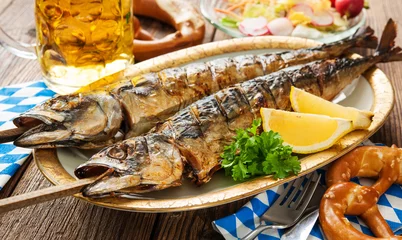 Photo sur Plexiglas Poisson Grilled mackerel fish with beer and pretzel