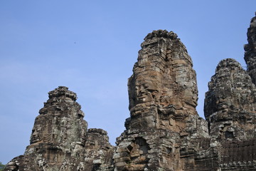 Fototapeta na wymiar Lächelnde Gesichter aus Stein in Angkor Thom
