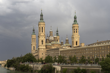 Fototapeta na wymiar Catedral-Basílica de Nuestra Señora del Pilar de Zaragoza