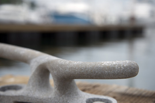 bitta d&rsquo;ormeggio con barche sullo sfondo