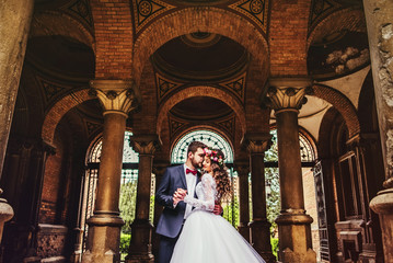 Obraz premium Groom and bride near the columns