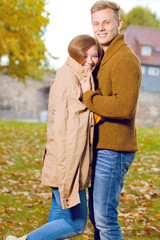 Fototapeta premium Paar im Herbst park 