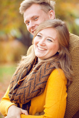 Fototapeta premium Paar im Herbst Park 