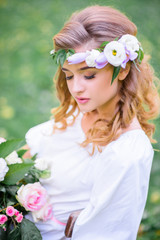 Naklejka premium Beautiful bride with a gorgeous bouquet of fresh air