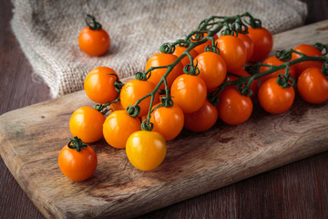 Obraz na płótnie Canvas Fresh orange cherry tomatoes
