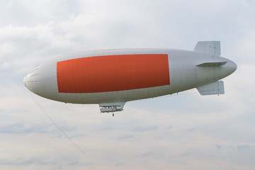 Luftschiff Zeppelin mit der roten Werbefläche © Sir_Oliver