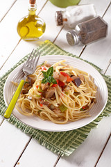 pasta linguine con melanzane e peperoni