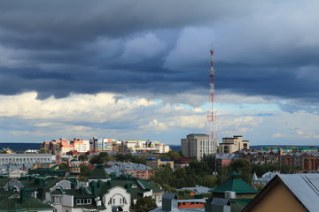 Хмурое небо над городом.