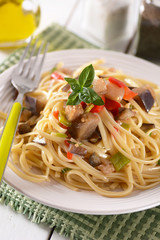 pasta linguine con melanzane e peperoni