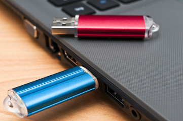 Notebook und USB-Stick