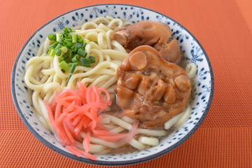 沖縄伝統の豚足テビチそば