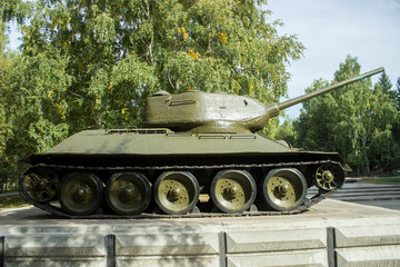 Fototapeta na wymiar Большой старый Советский танк гордость СССР для борьбы против терроризма и третьего рейха