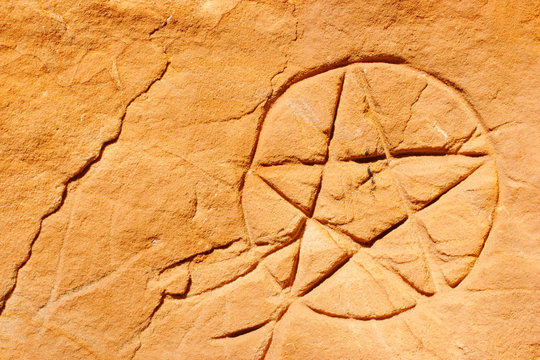 Pentagramm, eingeritzt in roten Sandstein