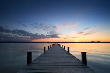 Fototapeten See bei Sonnenuntergang, langer Holzsteg © AVTG
