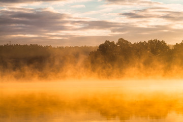 Obraz na płótnie Canvas misty morning on Mazury lake 