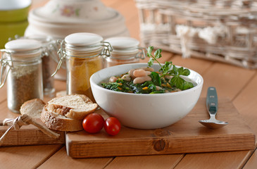 zuppa di fagioli cannellini e spinaci