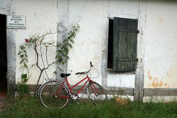 vélo rouge contre la maison parrage - éco musée de Marquèze (sabres)