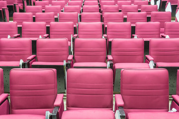Naklejka premium Red seat rows in a bright lecture room.