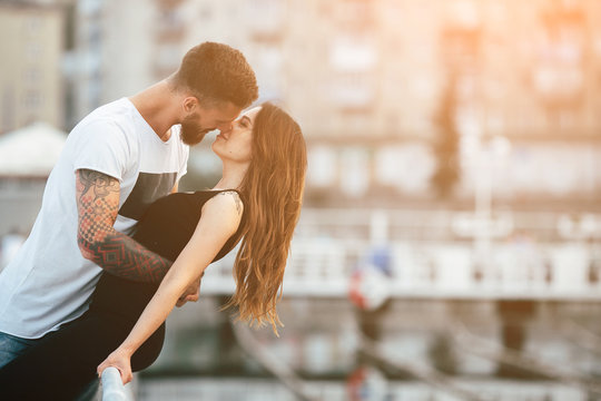 couple kissing against the backdrop of the city