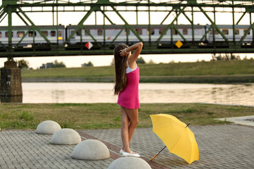 Piękna dziewczynka stoi na kamieniu, jadący pociąg.