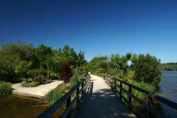 pont de bois au début de la promenade fleurie - Mimizan