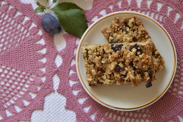  Homemade crumble cake with plums, oatmeal and seeds
