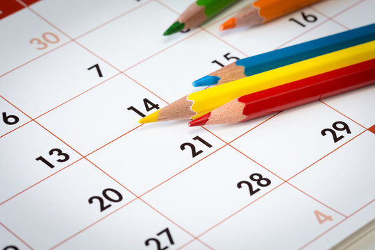 Pastelli colorati su calendario