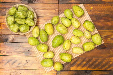 higos chumbos recíen pelados y listos para comer, higos chumbos sobre la mesa, frescos y con la piel